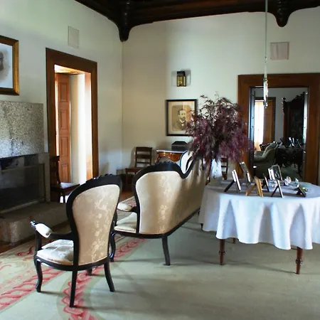 Casa Da Tojeira Кабесейраш-ди-Башту